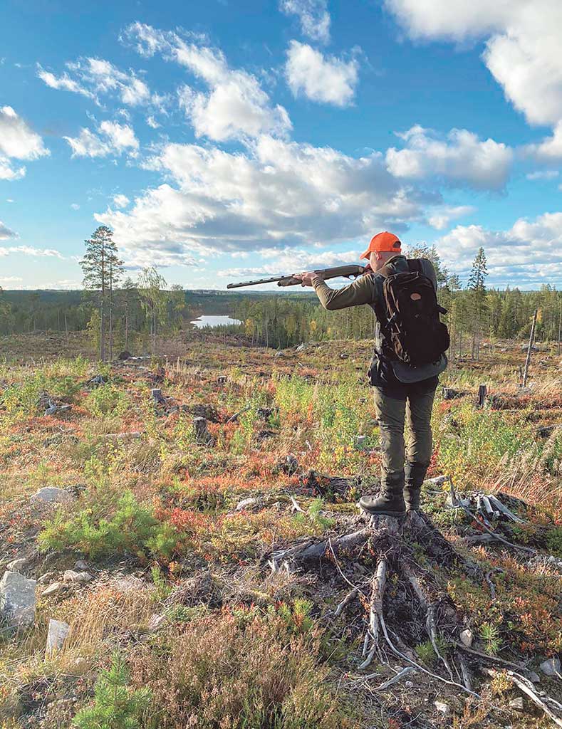 Eetu Kallioinen metsästää Lopen metsissä