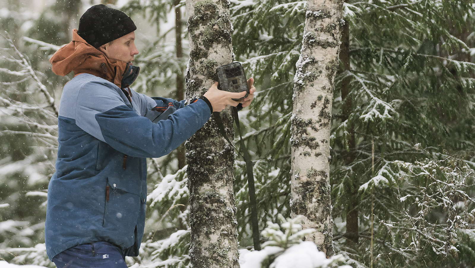 Arvi Tyni sopii maanomistajien kanssa riistakameroiden kuvauspaikat.