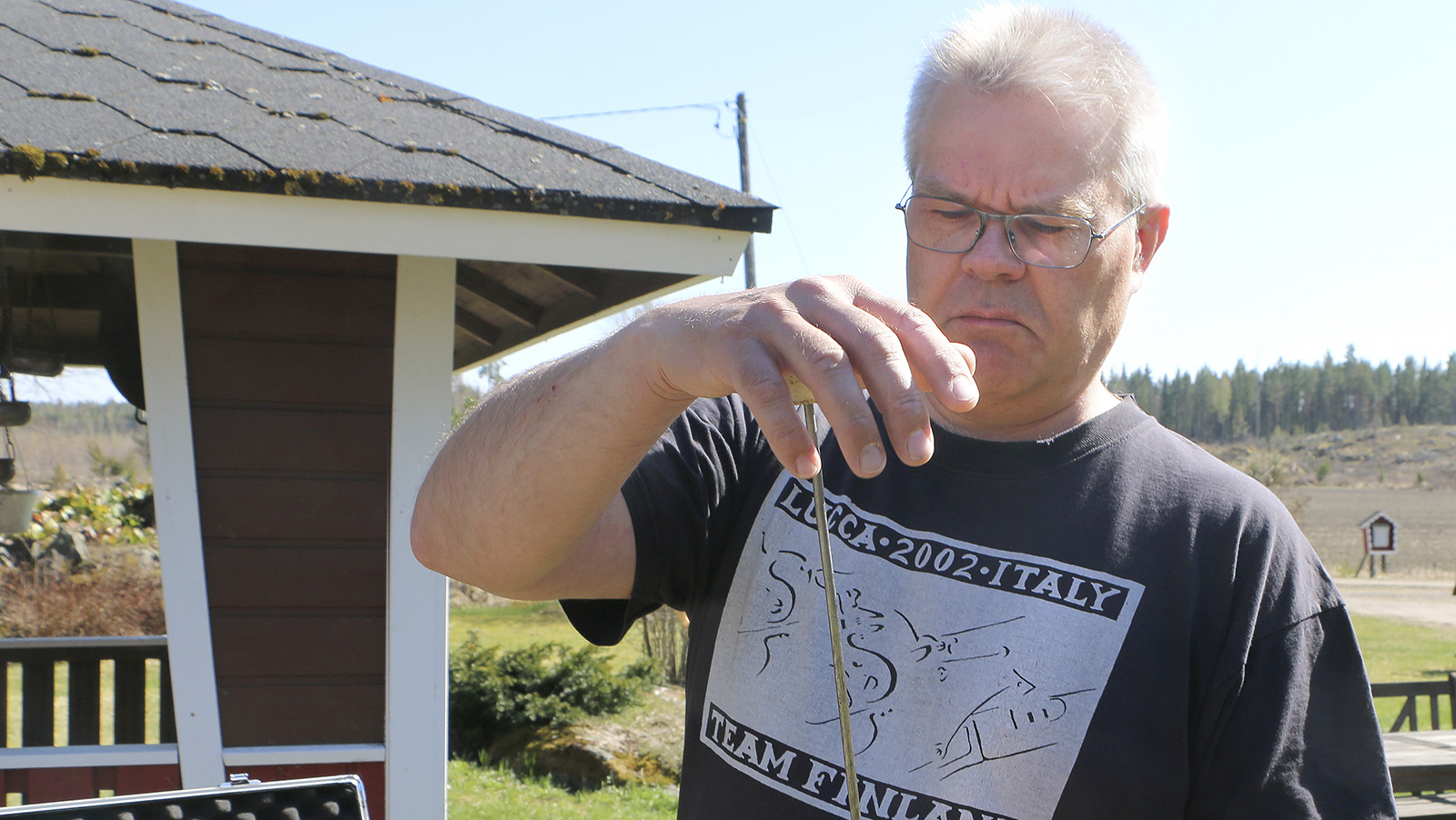 mies putsaa aseen piippua