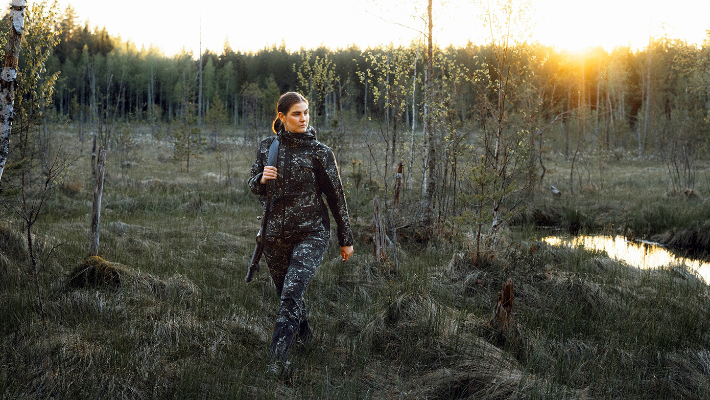 nainen kävelee metsässä