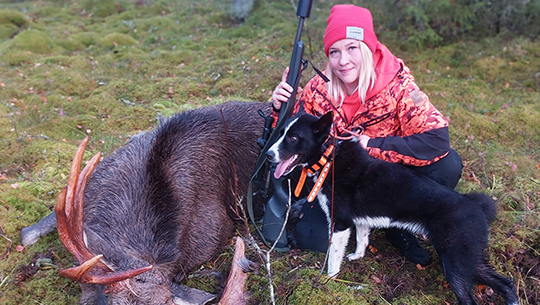 nainen ja metsästyskoira saaliin kanssa